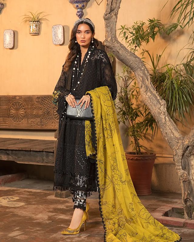 Maria.B. Lawn 2022 Unstitched Suit Design 4B